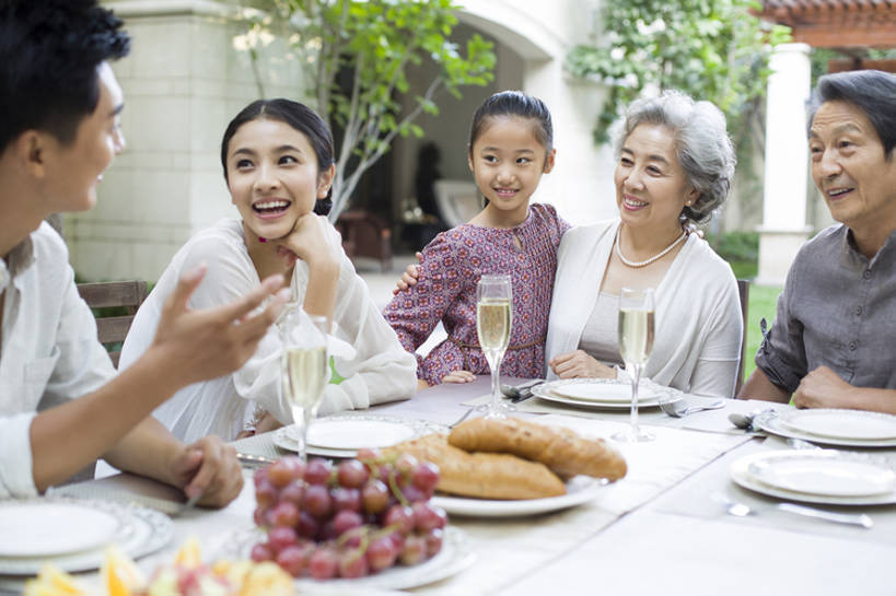 面包,东方人,儿童,成年人,老年人,家庭,丈夫,妻子,父母,母亲,父亲,女儿,祖父母,祖母,祖父,站,笑,吃,微笑,露齿笑,横图,室外,白天,正面,吃饭,时尚,午餐,快乐,幸福,纯洁,植物,别墅,餐桌,桌子,城市,建筑,葡萄,餐具,水果,北京,中国,亚洲,五个人,撑,喝,连接,庆祝,房屋,庭院,美味,食品,酒类,托腮,休闲装,现代,饮食,餐饮,饮料,小孩,香槟,手势,托,站着,休闲,温暖,温馨,一家人,面对面,放松,活力,可爱,亲密,童年,童趣,无辜,搭,摄影,生长,生活方式,纪念,留念,祖孙,和睦,住房,享乐,搭着,关爱,宴会,托下巴,亲情,房地产,怀念,童真,香槟杯,东亚,烂漫,无邪,健康食物,陪同,陪伴,无忧无虑,天真,老年男性,老年女性,男孩,男人,男性,年轻男性,年轻女性,女孩,女人,女性,亚洲人,中国人,孩子,年轻人,情侣,全家福,孙女,玻璃杯,休闲活动,说话,拥抱,站立,坐着,半身,彩图,欢乐,融洽,男生,居住区,打手势,伴随,bj175