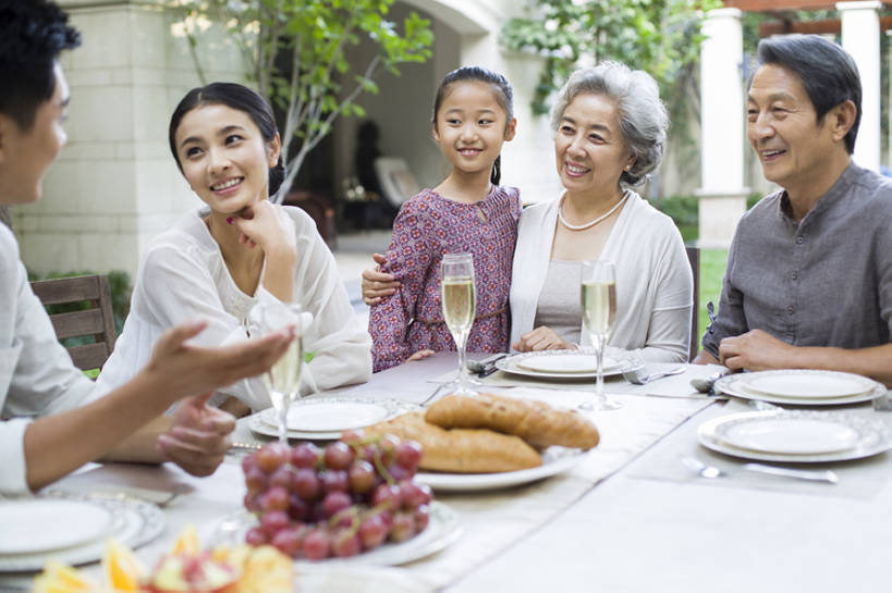 面包,东方人,儿童,成年人,老年人,家庭,丈夫,妻子,父母,母亲,父亲,女儿,祖父母,祖母,祖父,站,笑,吃,微笑,露齿笑,横图,室外,白天,正面,吃饭,时尚,午餐,快乐,幸福,纯洁,植物,别墅,餐桌,桌子,城市,建筑,葡萄,餐具,水果,北京,中国,亚洲,五个人,撑,喝,连接,庆祝,房屋,庭院,美味,食品,酒类,托腮,休闲装,现代,饮食,餐饮,饮料,小孩,香槟,手势,托,站着,休闲,温暖,温馨,一家人,面对面,放松,活力,可爱,亲密,童年,童趣,无辜,搭,摄影,生长,生活方式,纪念,留念,祖孙,和睦,住房,享乐,搭着,关爱,宴会,托下巴,亲情,房地产,怀念,童真,香槟杯,东亚,烂漫,无邪,健康食物,陪同,陪伴,无忧无虑,天真,老年男性,老年女性,男孩,男人,男性,年轻男性,年轻女性,女孩,女人,女性,亚洲人,中国人,孩子,年轻人,情侣,全家福,孙女,玻璃杯,休闲活动,说话,拥抱,站立,坐着,半身,彩图,欢乐,融洽,男生,居住区,打手势,伴随,bj175