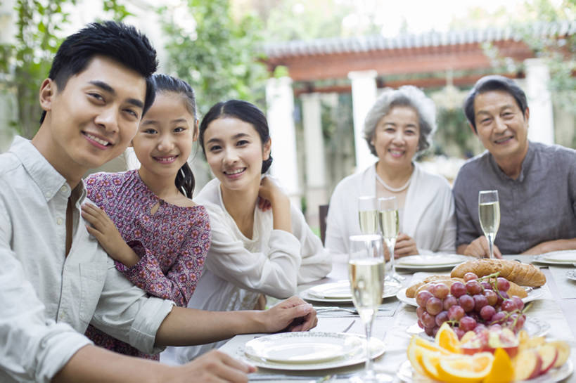 面包,东方人,儿童,成年人,老年人,家庭,丈夫,妻子,父母,母亲,父亲,女儿,祖父母,祖母,祖父,站,笑,吃,微笑,露齿笑,横图,室外,白天,正面,吃饭,时尚,午餐,快乐,幸福,纯洁,植物,别墅,餐桌,桌子,城市,建筑,葡萄,餐具,水果,北京,中国,亚洲,五个人,喝,连接,庆祝,房屋,庭院,美味,食品,酒类,注视,休闲装,现代,饮食,餐饮,饮料,小孩,香槟,观察,看,站着,休闲,温暖,温馨,一家人,放松,活力,可爱,亲密,童年,童趣,无辜,搭,摄影,生长,生活方式,观看,纪念,留念,祖孙,和睦,察看,住房,享乐,合影,搭着,关爱,关注,宴会,亲情,房地产,肖像,怀念,童真,香槟杯,东亚,烂漫,无邪,健康食物,陪同,陪伴,无忧无虑,天真,老年男性,老年女性,男孩,男人,男性,年轻男性,年轻女性,女孩,女人,女性,亚洲人,中国人,孩子,年轻人,情侣,全家福,孙女,玻璃杯,休闲活动,站立,坐着,半身,彩图,欢乐,融洽,男生,居住区,摆拍,伴随,bj175