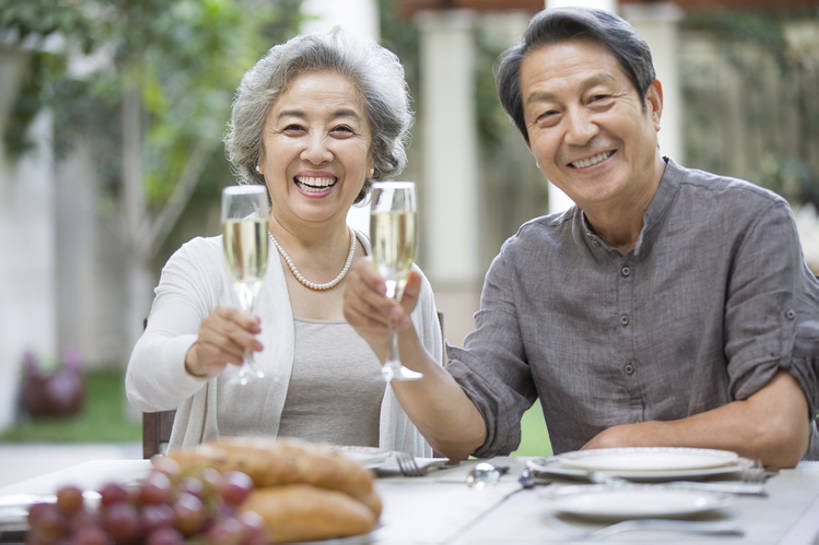 面包,东方人,成年人,老年人,两个人,家庭,丈夫,妻子,笑,吃,微笑,露齿笑,横图,室外,白天,正面,吃饭,时尚,午餐,快乐,幸福,植物,别墅,餐桌,桌子,城市,建筑,葡萄,餐具,水果,北京,中国,亚洲,喝,连接,握,庆祝,并排,房屋,庭院,美味,食品,酒类,浪漫,注视,休闲装,现代,饮食,餐饮,饮料,香槟,观察,看,休闲,温暖,温馨,一家人,面对面,放松,活力,亲密,举杯,握着,摄影,生活方式,观看,纪念,留念,和睦,察看,退休,住房,享乐,关爱,关注,宴会,房地产,肖像,怀念,香槟杯,东亚,健康食物,陪同,陪伴,无忧无虑,老年男性,老年女性,男人,男性,女人,女性,亚洲人,中国人,情侣,玻璃杯,休闲活动,坐着,半身,彩图,欢乐,融洽,居住区,人老心不老,摆拍,伴随,bj175