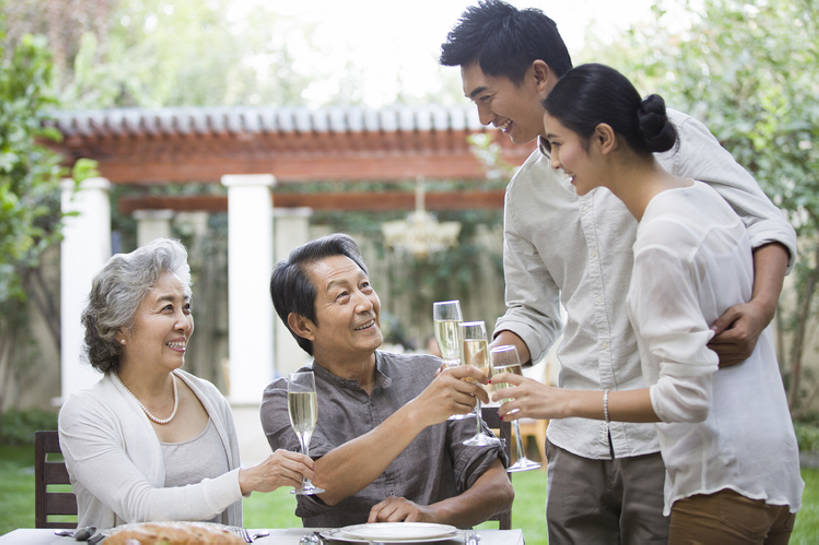 面包,东方人,成年人,老年人,四个人,家庭,夫妻,丈夫,妻子,父母,母亲,父亲,儿子,笑,吃,微笑,露齿笑,横图,室外,白天,正面,爱情,吃饭,时尚,午餐,快乐,幸福,植物,别墅,餐桌,桌子,城市,建筑,餐具,北京,中国,亚洲,喝,连接,弯腰,握,庆祝,并排,房屋,庭院,美味,食品,酒类,浪漫,休闲装,现代,饮食,餐饮,饮料,香槟,站着,休闲,温暖,温馨,一家人,面对面,恩爱,放松,活力,亲密,搭,举杯,握着,恋人,摄影,生活方式,纪念,留念,和睦,退休,住房,享乐,搭着,关爱,宴会,亲情,房地产,怀念,香槟杯,东亚,健康食物,陪同,陪伴,无忧无虑,老年男性,老年女性,男人,男性,年轻男性,年轻女性,女人,女性,亚洲人,中国人,年轻人,夫妇,情侣,全家福,玻璃杯,休闲活动,说话,拥抱,坐着,彩图,欢乐,伴侣,融洽,居住区,人老心不老,摆拍,伴随,bj175