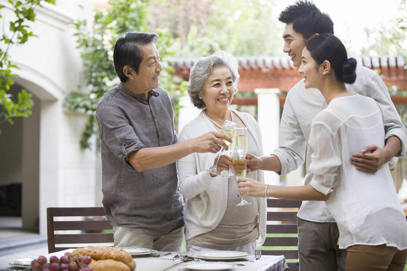 面包,东方人,成年人,老年人,四个人,家庭,夫妻,丈夫,妻子,父母,母亲,父亲,儿子,笑,吃,微笑,露齿笑,横图,室外,白天,正面,爱情,吃饭,时尚,午餐,快乐,幸福,植物,别墅,餐桌,桌子,城市,建筑,葡萄,餐具,水果,北京,中国,亚洲,喝,连接,弯腰,握,庆祝,房屋,庭院,美味,食品,酒类,浪漫,休闲装,现代,饮食,餐饮,饮料,香槟,站着,休闲,温暖,温馨,一家人,面对面,恩爱,放松,活力,亲密,搭,举杯,握着,恋人,摄影,生活方式,纪念,留念,和睦,退休,住房,享乐,搭着,关爱,宴会,亲情,房地产,怀念,香槟杯,东亚,健康食物,陪同,陪伴,无忧无虑,老年男性,老年女性,男人,男性,年轻男性,年轻女性,女人,女性,亚洲人,中国人,年轻人,夫妇,情侣,全家福,玻璃杯,休闲活动,拥抱,彩图,欢乐,伴侣,融洽,居住区,人老心不老,摆拍,伴随,bj175