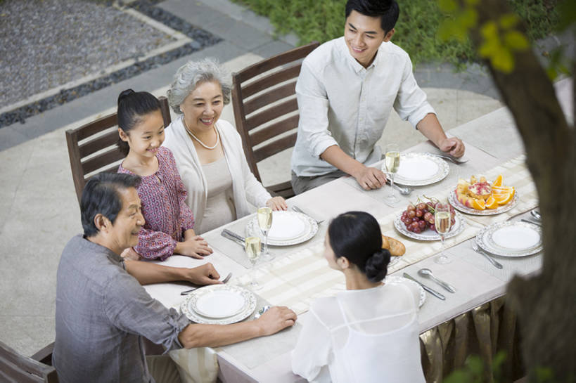 东方人,儿童,成年人,老年人,家庭,丈夫,妻子,父母,母亲,父亲,女儿,祖父母,祖母,祖父,站,笑,吃,微笑,露齿笑,横图,室外,白天,正面,吃饭,时尚,午餐,快乐,幸福,信心,植物,别墅,餐桌,桌子,城市,建筑,葡萄,餐具,水果,北京,中国,亚洲,五个人,喝,连接,庆祝,房屋,庭院,美味,食品,酒类,休闲装,现代,饮食,餐饮,饮料,小孩,香槟,站着,休闲,温暖,温馨,一家人,面对面,放松,活力,亲密,摄影,生活方式,纪念,留念,祖孙,和睦,退休,住房,享乐,关爱,宴会,亲情,房地产,怀念,香槟杯,东亚,健康食物,陪同,陪伴,无忧无虑,老年男性,老年女性,男孩,男人,男性,年轻男性,年轻女性,女孩,女人,女性,亚洲人,中国人,孩子,年轻人,情侣,全家福,孙女,玻璃杯,休闲活动,桔子,说话,站立,坐着,半身,彩图,高角度拍摄,欢乐,融洽,男生,居住区,伴随,bj175