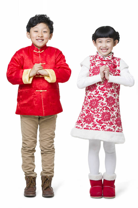 东方人,儿童,两个人,兄弟,姐妹,站,握手,笑,微笑,露齿笑,竖图,留白,抠图,白色背景,正面,快乐,友谊,幸福,纯洁,运气,北京,中国,春节,亚洲,旗袍,风俗,节日,庆祝,并排,冬天,古典,祝福,注视,休闲装,传统,小孩,红色,观察,看,站着,精神,可爱,亲密,童年,童趣,摄影,生长,生活方式,观看,察看,享乐,仪式,关注,中国文化,亲情,问候,典礼,古典风格,童真,东亚,烂漫,无邪,作揖,陪同,元旦,制度,陪伴,无忧无虑,天真,男孩,男人,男性,女孩,亚洲人,中国人,孩子,搀手,拉手,手拉手,手握手,站立,彩图,全身,影棚拍摄,传统服装,欢乐,拜年,唐装,男生,传统文化,传统节日,伴随,bj175