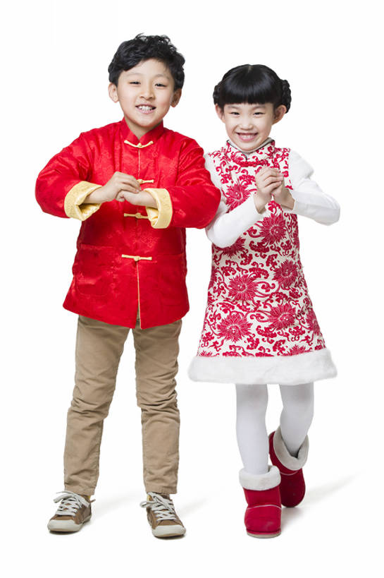 东方人,儿童,两个人,兄弟,姐妹,站,握手,笑,微笑,露齿笑,竖图,留白,抠图,白色背景,正面,快乐,友谊,幸福,纯洁,运气,北京,中国,春节,亚洲,旗袍,风俗,节日,庆祝,并排,冬天,古典,祝福,注视,休闲装,传统,小孩,红色,观察,看,站着,精神,可爱,亲密,童年,童趣,摄影,生长,生活方式,观看,察看,享乐,仪式,关注,中国文化,亲情,问候,典礼,古典风格,童真,东亚,烂漫,无邪,作揖,陪同,元旦,制度,陪伴,无忧无虑,天真,男孩,男人,男性,女孩,亚洲人,中国人,孩子,搀手,拉手,手拉手,手握手,站立,彩图,全身,影棚拍摄,传统服装,欢乐,拜年,唐装,男生,传统文化,传统节日,伴随,bj175