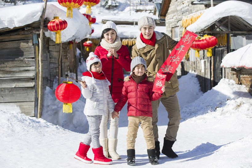 东方人,婴儿,儿童,成年人,四个人,家庭,夫妻,丈夫,妻子,父母,母亲,父亲,女儿,儿子,兄弟,姐妹,站,握手,笑,微笑,露齿笑,横图,室外,白天,正面,爱情,旅游,度假,快乐,幸福,纯洁,运气,美景,雪,门,标志建筑,地标,建筑,帽子,照明,中国,春节,对联,亚洲,连接,握,风俗,节日,庆祝,装饰,灯笼,纸灯笼,房屋,景观,乡村,冬天,建筑群,门口,浪漫,祝福,注视,休闲装,娱乐,建设,现代,传统,小孩,红色,白色,自然,手套,围巾,灯具,观察,看,手势,站着,享受,休闲,温暖,温馨,父子,母子,一家人,景色,恩爱,放松,父爱,寒冷,活力,精神,可爱,母爱,亲密,童年,童趣,握着,恋人,摄影,介绍,红包,活泼,生长,生活方式,围脖,观看,保暖,华丽,照亮,点缀,和睦,察看,住房,享乐,仪式,合影,御寒,照明设备,关爱,关注,中国文化,自然风光,亲情,宝宝,问候,出示,典礼,童真,东亚,纯真,烂漫,无邪,东亚文化,作揖,陪同,黑龙江,衬托,美观,雅致,雅观,编织帽,牡丹江,元旦,制度,陪伴,无忧无虑,伶俐,天真,男孩,男人,男性,年轻男性,年轻女性,女孩,女人,女性,亚洲人,中国人,孩子,年轻人,夫妇,情侣,全家福,搀手,拉手,手拉手,手牵手,手握手,站立,彩图,全身,欢乐,雪靴,拜年,伴侣,融洽,男生,居住区,打手势,传统文化,冬衣,雪乡,传统节日,伴随,bj175