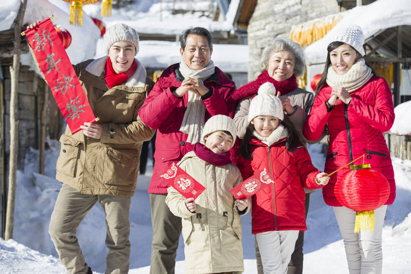 东方人,儿童,成年人,老年人,四个人,家庭,夫妻,丈夫,妻子,父母,母亲,父亲,女儿,儿子,兄弟,姐妹,祖父母,祖母,祖父,站,握手,笑,微笑,露齿笑,横图,室外,白天,正面,爱情,旅游,度假,快乐,幸福,纯洁,运气,美景,雪,门,标志建筑,地标,建筑,帽子,照明,中国,春节,对联,亚洲,连接,握,风俗,节日,庆祝,装饰,灯笼,纸灯笼,房屋,景观,乡村,冬天,建筑群,门口,浪漫,祝福,注视,休闲装,娱乐,建设,现代,传统,小孩,红色,白色,自然,福字,手套,围巾,灯具,观察,看,站着,享受,休闲,温暖,温馨,父子,母子,一家人,景色,恩爱,放松,父爱,寒冷,活力,精神,可爱,母爱,亲密,童年,童趣,握着,恋人,摄影,介绍,红包,生长,生活方式,围脖,观看,祖孙,保暖,华丽,照亮,点缀,和睦,察看,住房,享乐,仪式,合影,御寒,照明设备,关爱,关注,中国文化,自然风光,亲情,问候,出示,典礼,童真,东亚,烂漫,无邪,东亚文化,作揖,陪同,黑龙江,衬托,美观,雅致,雅观,编织帽,牡丹江,元旦,制度,陪伴,无忧无虑,天真,老年男性,老年女性,男孩,男人,男性,年轻男性,年轻女性,女孩,女人,女性,亚洲人,中国人,孩子,年轻人,夫妇,情侣,全家福,孙女,孙子,搀手,拉手,手拉手,手握手,站立,彩图,欢乐,拜年,伴侣,融洽,男生,居住区,传统文化,冬衣,雪乡,传统节日,伴随,bj175
