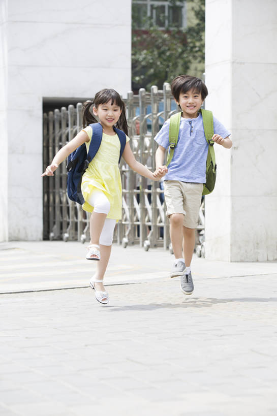 东方人,婴儿,儿童,两个人,兄弟,姐妹,学生,学校,教学楼,站,跑,笑,微笑,露齿笑,竖图,室外,白天,正面,度假,快乐,友谊,幸福,纯洁,美景,城市风光,城市,建筑,北京,中国,亚洲,连接,并排,包,书包,大门,景观,门口,半空,教育,玩,注视,休闲装,娱乐,现代,小孩,夏天,观察,看,站着,下课,享受,休闲,同学,景色,放松,活力,季节,可爱,亲密,童年,童趣,摄影,活泼,生长,生活方式,观看,察看,享乐,都市风光,关注,宝宝,童真,东亚,纯真,烂漫,无邪,陪同,陪伴,无忧无虑,蹦,伶俐,天真,男孩,男人,男性,女孩,亚洲人,中国人,孩子,手牵手,站立,彩图,全身,欢乐,小学,男生,女生,小学生,伴随,bj175