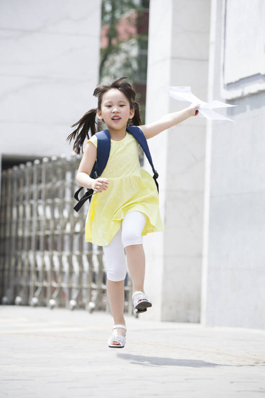 东方人,儿童,一个人,学生,学校,教学楼,站,跑,笑,微笑,露齿笑,竖图,室外,白天,正面,度假,快乐,兴奋,幸福,纯洁,成功,实验,研发,美景,城市风光,城市,建筑,北京,中国,亚洲,仅一个女性,仅一个人,握,研究,科学,包,书包,大门,景观,门口,半空,教育,注视,休闲装,娱乐,现代,刺激,小孩,夏天,观察,看,站着,仅一个小孩,下课,享受,休闲,景色,放松,活力,季节,可爱,童年,童趣,握着,摄影,生长,生活方式,观看,科研,察看,享乐,都市风光,关注,化验,检验,荣誉,童真,东亚,烂漫,无邪,成绩单,无忧无虑,蹦,天真,男孩,男人,男性,女孩,女人,女性,亚洲人,中国人,孩子,站立,张开手臂,彩图,全身,欢乐,小学,男生,女生,小学生,bj175