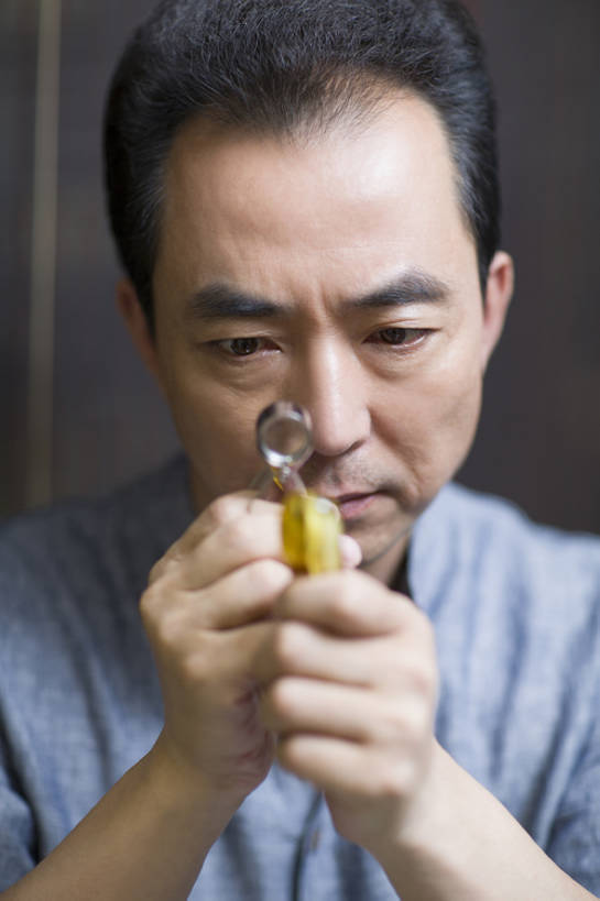 东方人,成年人,中年人,老年人,脸,头,脸颊,一个人,设计师,商店,竖图,室内,白天,正面,奢侈,集体,技术,仪器,城市,珠宝,北京,中国,亚洲,仅一个男性,仅一个人,仅一个中年男性,握,检查,反射,分析,科学,材料,放大镜,矿石,器材,琥珀,利益,休闲装,肩膀,观察,看,做,职业,团体,清晰,探索,握着,财富,创意,摄影,奋斗,生活方式,放大,查看,观看,技巧,修理,仔细,昂贵,透镜,贵重,愿望,组织,专心,珠宝商,凸透镜,宝石,聚焦,工作室,关注,坚定,努力,手艺,创新,东亚,珠宝店,光学,清楚,新意,工匠,理想,宝贵,技能,技艺,项坠,店主,认真,老年男性,男人,男性,中年男性,亚洲人,中国人,头部,脸部,脸蛋,面部,美术设计员,设计,设计家,设计者,坐着,彩图,妙技,本领,人工宝石,人造宝石,产品设计,bj175