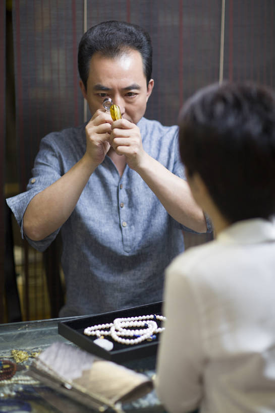 东方人,成年人,中年人,老年人,两个人,设计师,商店,竖图,室内,白天,正面,奢侈,集体,技术,仪器,城市,项链,珠宝,北京,中国,亚洲,握,检查,反射,分析,科学,材料,放大镜,矿石,器材,琥珀,利益,休闲装,顾客,观察,看,做,职业,团体,清晰,探索,握着,财富,创意,摄影,奋斗,生活方式,放大,查看,观看,技巧,修理,仔细,昂贵,透镜,贵重,愿望,组织,专心,珠宝商,凸透镜,宝石,聚焦,工作室,关注,华贵,坚定,努力,手艺,工作台,创新,东亚,珠宝店,光学,清楚,新意,工匠,理想,宝贵,技能,技艺,项坠,店主,认真,老年男性,男人,男性,女人,女性,中年女性,亚洲人,中国人,美术设计员,设计,设计家,设计者,坐着,半身,彩图,妙技,本领,人工宝石,人造宝石,产品设计,bj175