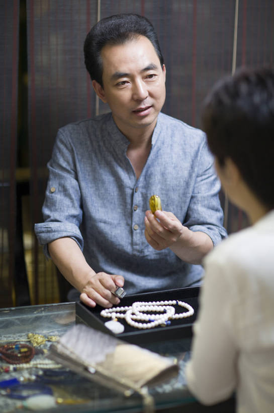 东方人,成年人,中年人,老年人,两个人,设计师,商店,微笑,竖图,室内,白天,正面,奢侈,快乐,幸福,热情,集体,技术,仪器,城市,项链,珠宝,北京,中国,亚洲,握,检查,反射,分析,科学,材料,放大镜,矿石,器材,琥珀,利益,休闲装,顾客,观察,做,职业,团体,面对面,清晰,探索,握着,财富,创意,摄影,奋斗,生活方式,放大,查看,观看,技巧,修理,仔细,昂贵,透镜,贵重,愿望,组织,珠宝商,凸透镜,宝石,享乐,聚焦,工作室,关注,华贵,坚定,努力,手艺,工作台,创新,东亚,珠宝店,光学,清楚,新意,工匠,理想,宝贵,技能,技艺,项坠,店主,老年男性,男人,男性,女人,女性,中年女性,亚洲人,中国人,美术设计员,设计,设计家,设计者,沟通,说话,坐着,半身,彩图,欢乐,妙技,本领,人工宝石,人造宝石,产品设计,bj175