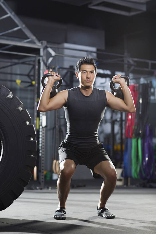 东方人,成年人,肌肉,健壮,一个人,运动员,体育馆,健身房,运动场,蹲,举,竖图,室内,白天,正面,运动服,锻炼,时尚,运动,信心,举重,城市,鞋子,北京,中国,亚洲,仅一个男性,仅一个人,弯腰,握,短裤,服装,背心,砝码,训练,运动器械,体育场,现代,仅一个年轻男性,衣服,托,站着,健康,健身器械,活力,力量,提,握着,摄影,服饰,生活方式,提着,健美,练习,衣着,穿着,瘦身,体育器械,爱好,健身器材,塑形,塑身,逆光,弹性,东亚,肱二头肌,运动馆,衣饰,男人,男性,年轻男性,亚洲人,中国人,年轻人,举起,举手,举着,向上举,向上伸,向上托,彩图,全身,运动器材,运动装,壶铃,举重运动,健身俱乐部,bj175