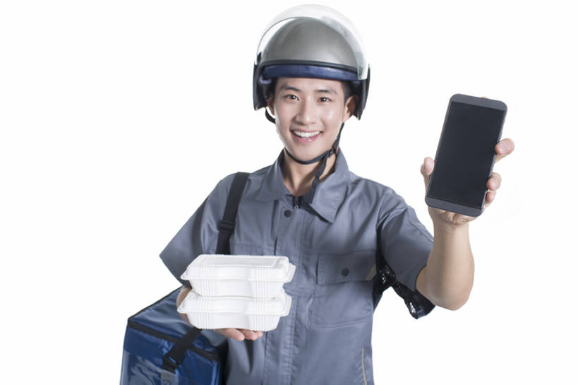 东方人,成年人,一个人,服务员,笑,微笑,露齿笑,横图,留白,抠图,白色背景,正面,制服,晚餐,午餐,快乐,幸福,热情,信心,技术,手机,北京,中国,亚洲,仅一个男性,仅一个人,握,工作,包装,饭盒,屏幕,头盔,食品,触摸屏,饮品,注视,饮食,餐饮,盒子,食物,饮料,工人,仅一个年轻男性,容器,快餐,观察,看,站着,快递员,职业,服务,握着,运输,摄影,介绍,生活方式,便当盒,观看,储藏,发送,察看,便利,享乐,效率,储存,关注,可口,运送,出示,贩卖,智能手机,东亚,无线电技术,责任,适口,男人,男性,年轻男性,亚洲人,中国人,年轻人,服务生,侍者,员工,电子商务,半身,彩图,影棚拍摄,欢乐,匠人,劳动者,体力工,贮存,递送,工人阶级,bj175