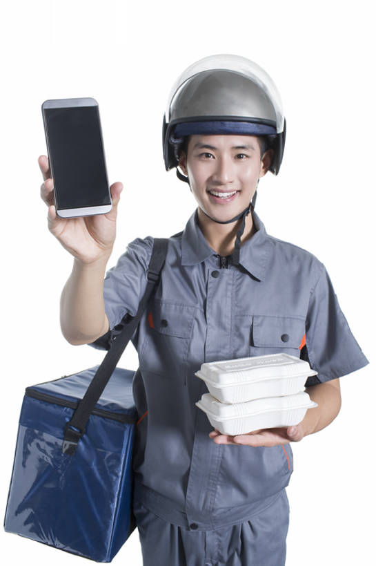东方人,成年人,一个人,服务员,笑,微笑,露齿笑,竖图,留白,抠图,白色背景,正面,制服,晚餐,午餐,快乐,幸福,热情,信心,技术,手机,北京,中国,亚洲,仅一个男性,仅一个人,握,工作,包装,饭盒,屏幕,头盔,食品,触摸屏,饮品,注视,饮食,餐饮,盒子,食物,饮料,工人,仅一个年轻男性,容器,快餐,观察,看,站着,快递员,职业,服务,握着,运输,摄影,介绍,生活方式,便当盒,观看,储藏,发送,察看,便利,享乐,效率,储存,关注,可口,运送,出示,贩卖,智能手机,东亚,无线电技术,责任,适口,男人,男性,年轻男性,亚洲人,中国人,年轻人,服务生,侍者,员工,电子商务,彩图,影棚拍摄,欢乐,匠人,劳动者,体力工,贮存,递送,工人阶级,bj175