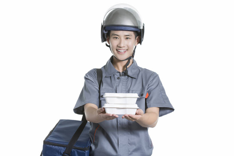 东方人,成年人,一个人,服务员,笑,微笑,露齿笑,横图,留白,抠图,白色背景,正面,制服,晚餐,午餐,快乐,幸福,热情,信心,北京,中国,亚洲,仅一个男性,仅一个人,握,工作,包装,饭盒,头盔,食品,饮品,注视,饮食,餐饮,盒子,食物,饮料,工人,仅一个年轻男性,容器,快餐,观察,看,站着,快递员,职业,服务,握着,运输,摄影,生活方式,便当盒,观看,储藏,发送,察看,便利,享乐,效率,储存,关注,可口,运送,贩卖,东亚,责任,适口,男人,男性,年轻男性,亚洲人,中国人,年轻人,服务生,侍者,员工,半身,彩图,影棚拍摄,欢乐,给予,匠人,劳动者,体力工,贮存,递送,工人阶级,bj175