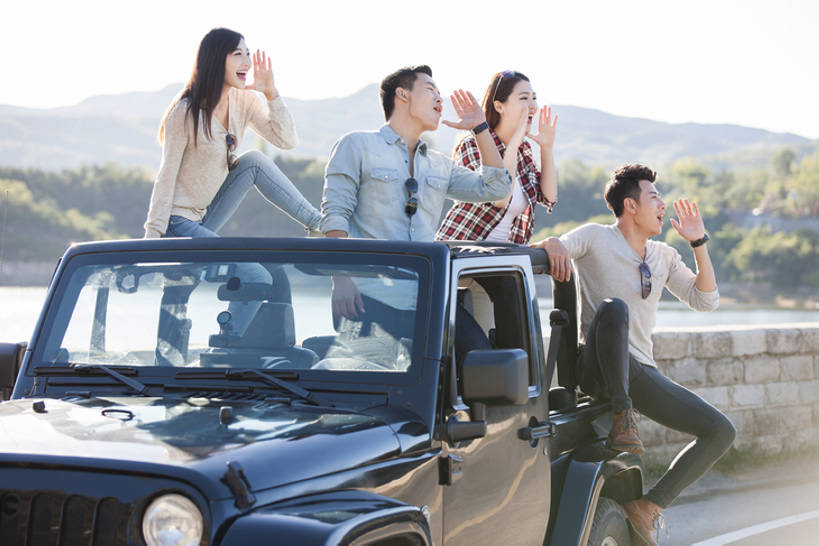 东方人,成年人,四个人,学生,笑,微笑,露齿笑,横图,室外,白天,留白,正面,爱情,旅游,度假,时尚,快乐,兴奋,探险,自由,友谊,幸福,湖,美景,山,山脉,窗户,路,越野车,汽车,北京,日光,中国,亚洲,行人,游客,游人,欢呼,天窗,景观,路边,机动车,郊区,交通,浪漫,玩,大喊,注视,休闲装,娱乐,路人,旅客,刺激,玻璃窗,车,风景,天空,自然,太阳镜,交通工具,轿车,观察,看,张嘴,享受,休闲,温暖,温馨,同学,景色,恩爱,放松,个性,活力,亲密,约会,运输,恋人,摄影,生活方式,观看,生态,和睦,察看,享乐,关注,清新,自然风光,载具,户外活动,吉普车,逆光,张大嘴巴,四驱车,东亚,陪同,陪伴,过客,无忧无虑,冒险,男人,男性,年轻男性,年轻女性,女人,女性,亚洲人,中国人,年轻人,情侣,大学生,张开嘴,休闲活动,坐着,彩图,全身,旅行,欢乐,伴侣,融洽,家用车,伴随,bj175