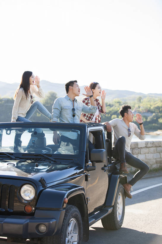 东方人,成年人,四个人,学生,笑,微笑,露齿笑,竖图,室外,白天,留白,正面,爱情,旅游,度假,时尚,快乐,兴奋,探险,自由,友谊,幸福,湖,美景,山,山脉,窗户,路,越野车,汽车,北京,日光,中国,亚洲,行人,游客,游人,欢呼,天窗,景观,路边,机动车,郊区,交通,浪漫,玩,大喊,注视,休闲装,娱乐,路人,旅客,刺激,玻璃窗,车,风景,天空,自然,太阳镜,交通工具,轿车,观察,看,张嘴,享受,休闲,温暖,温馨,同学,景色,恩爱,放松,个性,活力,亲密,约会,运输,恋人,摄影,生活方式,观看,生态,和睦,察看,享乐,关注,清新,自然风光,载具,户外活动,吉普车,逆光,张大嘴巴,四驱车,东亚,陪同,陪伴,过客,无忧无虑,冒险,男人,男性,年轻男性,年轻女性,女人,女性,亚洲人,中国人,年轻人,情侣,大学生,张开嘴,休闲活动,坐着,彩图,全身,旅行,欢乐,伴侣,融洽,家用车,伴随,bj175