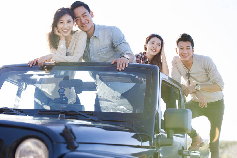 东方人,成年人,四个人,学生,笑,微笑,露齿笑,横图,室外,白天,留白,正面,仰视,爱情,旅游,度假,时尚,快乐,兴奋,探险,自由,友谊,幸福,美景,窗户,越野车,汽车,北京,日光,中国,亚洲,行人,游客,游人,撑,弯腰,天窗,景观,机动车,郊区,交通,浪漫,玩,托腮,注视,休闲装,娱乐,路人,旅客,刺激,玻璃窗,车,风景,天空,自然,太阳镜,交通工具,轿车,观察,看,托,站着,享受,休闲,温暖,温馨,同学,景色,恩爱,放松,个性,活力,亲密,约会,运输,恋人,摄影,生活方式,观看,生态,和睦,察看,享乐,合影,关注,清新,自然风光,托下巴,载具,肖像,户外活动,吉普车,逆光,四驱车,东亚,陪同,陪伴,过客,无忧无虑,冒险,男人,男性,年轻男性,年轻女性,女人,女性,亚洲人,中国人,年轻人,情侣,大学生,休闲活动,彩图,低角度拍摄,旅行,欢乐,伴侣,融洽,家用车,伴随,bj175