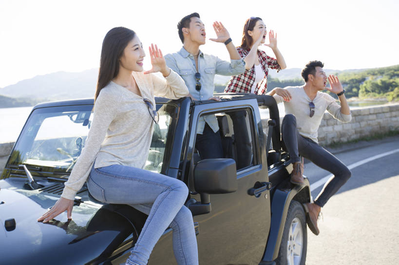 东方人,成年人,四个人,学生,笑,微笑,露齿笑,横图,室外,白天,留白,正面,爱情,旅游,度假,时尚,快乐,兴奋,探险,自由,友谊,幸福,湖,美景,山,山脉,窗户,路,越野车,汽车,北京,日光,中国,亚洲,行人,游客,游人,欢呼,天窗,景观,路边,机动车,郊区,交通,浪漫,玩,大喊,注视,休闲装,娱乐,路人,旅客,刺激,玻璃窗,车,风景,天空,自然,太阳镜,交通工具,轿车,观察,看,张嘴,享受,休闲,温暖,温馨,同学,景色,恩爱,放松,个性,活力,亲密,约会,运输,恋人,摄影,生活方式,观看,生态,和睦,察看,享乐,变形,关注,清新,自然风光,载具,户外活动,吉普车,逆光,张大嘴巴,四驱车,东亚,陪同,陪伴,过客,无忧无虑,冒险,男人,男性,年轻男性,年轻女性,女人,女性,亚洲人,中国人,年轻人,情侣,大学生,张开嘴,休闲活动,坐着,彩图,全身,旅行,欢乐,伴侣,融洽,广角,家用车,伴随,bj175