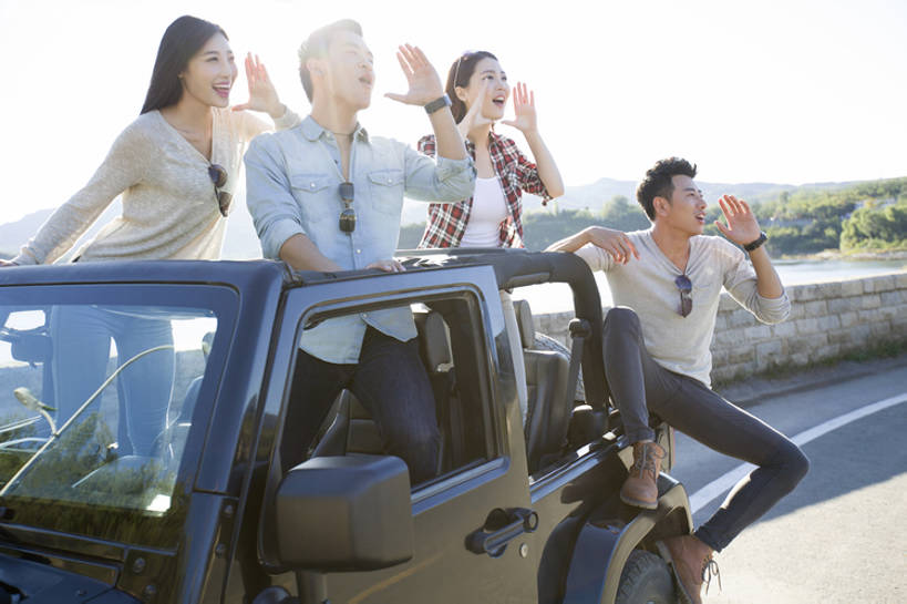 东方人,成年人,四个人,学生,笑,微笑,露齿笑,横图,室外,白天,留白,正面,爱情,旅游,度假,时尚,快乐,兴奋,探险,自由,友谊,幸福,湖,美景,山,山脉,太阳,窗户,路,越野车,汽车,北京,日光,中国,亚洲,行人,游客,游人,欢呼,光束,天窗,景观,路边,机动车,郊区,交通,浪漫,玩,大喊,注视,休闲装,娱乐,路人,旅客,刺激,玻璃窗,车,风景,天空,自然,太阳镜,交通工具,轿车,观察,看,站着,张嘴,享受,休闲,温暖,温馨,同学,景色,恩爱,放松,个性,活力,亲密,约会,运输,恋人,摄影,生活方式,观看,生态,和睦,察看,享乐,变形,关注,清新,自然风光,载具,户外活动,吉普车,逆光,张大嘴巴,四驱车,东亚,陪同,陪伴,过客,无忧无虑,冒险,男人,男性,年轻男性,年轻女性,女人,女性,亚洲人,中国人,年轻人,情侣,大学生,张开嘴,休闲活动,坐着,彩图,全身,旅行,欢乐,伴侣,融洽,广角,家用车,伴随,bj175