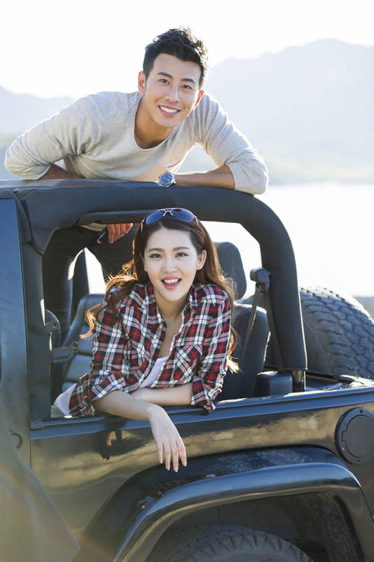 东方人,成年人,两个人,学生,笑,微笑,露齿笑,竖图,室外,白天,正面,爱情,旅游,度假,时尚,快乐,兴奋,探险,自由,友谊,幸福,信心,湖,美景,名胜古迹,山,山脉,窗户,路,越野车,汽车,北京,日光,中国,亚洲,行人,游客,游人,连接,弯腰,天窗,景观,机动车,郊区,交通,浪漫,玩,注视,休闲装,娱乐,路人,旅客,刺激,玻璃窗,车,风景,天空,自然,太阳镜,交通工具,轿车,观察,看,靠,靠着,站着,享受,休闲,温暖,温馨,同学,景色,恩爱,放松,个性,活力,亲密,约会,运输,恋人,摄影,生活方式,观看,环境,生态,和睦,察看,酷,享乐,关注,自然风光,载具,肖像,户外活动,吉普车,逆光,四驱车,东亚,陪同,陪伴,过客,无忧无虑,冒险,男人,男性,年轻男性,年轻女性,女人,女性,亚洲人,中国人,年轻人,情侣,大学生,休闲活动,半身,彩图,旅行,欢乐,伴侣,融洽,家用车,伴随,bj175