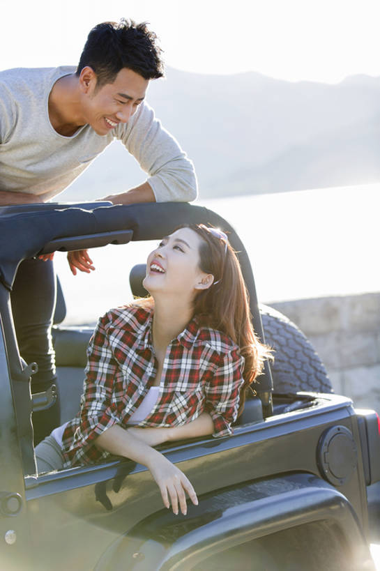 东方人,成年人,两个人,学生,笑,微笑,露齿笑,竖图,室外,白天,正面,爱情,旅游,度假,时尚,快乐,兴奋,探险,自由,友谊,幸福,信心,湖,美景,名胜古迹,山,山脉,窗户,路,越野车,汽车,北京,日光,中国,亚洲,行人,游客,游人,连接,弯腰,天窗,景观,机动车,郊区,交通,浪漫,玩,休闲装,娱乐,路人,旅客,刺激,玻璃窗,车,风景,天空,自然,太阳镜,交通工具,轿车,靠,靠着,站着,享受,休闲,温暖,温馨,同学,面对面,景色,恩爱,放松,个性,活力,亲密,约会,运输,恋人,摄影,生活方式,环境,生态,和睦,酷,享乐,自然风光,载具,户外活动,吉普车,逆光,四驱车,东亚,陪同,陪伴,过客,无忧无虑,冒险,男人,男性,年轻男性,年轻女性,女人,女性,亚洲人,中国人,年轻人,情侣,大学生,休闲活动,说话,半身,彩图,旅行,欢乐,伴侣,融洽,家用车,伴随,bj175