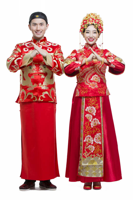 东方人,成年人,两个人,夫妻,丈夫,妻子,新娘,新郎,笑,微笑,露齿笑,竖图,抠图,白色背景,正面,婚纱,爱情,婚礼,快乐,幸福,运气,帽子,纺织品,珠宝,刺绣,北京,中国,亚洲,连接,花纹,风俗,庆祝,装饰,并排,龙,符号,丝绸,头饰,图案,古典,结婚,浪漫,注视,传统,红色,装饰物,观察,看,手势,站着,概念,温暖,温馨,喜庆,恩爱,活力,精神,恋人,摄影,手镯,生活方式,观看,纪念,凤冠,和睦,察看,享乐,仪式,风格,关注,中国文化,祝贺,问候,肖像,典礼,蜜月,古典风格,东亚,作揖,陪同,新婚,凤冠霞帔,制度,陪伴,开端,男人,男性,年轻男性,年轻女性,女人,女性,亚洲人,中国人,年轻人,夫妇,情侣,彩图,全身,影棚拍摄,传统服装,爱,高兴,欢乐,伴侣,唐装,融洽,金子,打手势,传统文化,订婚,菲尼克斯市,伴随,bj175