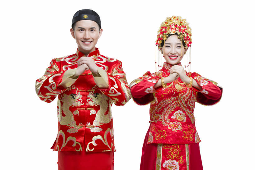 东方人,成年人,两个人,夫妻,丈夫,妻子,新娘,新郎,笑,微笑,露齿笑,横图,抠图,白色背景,正面,婚纱,爱情,婚礼,快乐,幸福,运气,帽子,纺织品,珠宝,刺绣,北京,中国,亚洲,连接,花纹,风俗,庆祝,装饰,并排,龙,符号,丝绸,头饰,图案,古典,结婚,浪漫,注视,传统,红色,装饰物,观察,看,手势,站着,概念,温暖,温馨,喜庆,恩爱,活力,精神,恋人,摄影,手镯,生活方式,观看,纪念,凤冠,和睦,察看,享乐,仪式,风格,关注,中国文化,祝贺,问候,肖像,典礼,蜜月,古典风格,东亚,作揖,陪同,新婚,凤冠霞帔,制度,陪伴,开端,男人,男性,年轻男性,年轻女性,女人,女性,亚洲人,中国人,年轻人,夫妇,情侣,彩图,影棚拍摄,传统服装,爱,高兴,欢乐,伴侣,唐装,融洽,金子,打手势,传统文化,订婚,菲尼克斯市,伴随,bj175