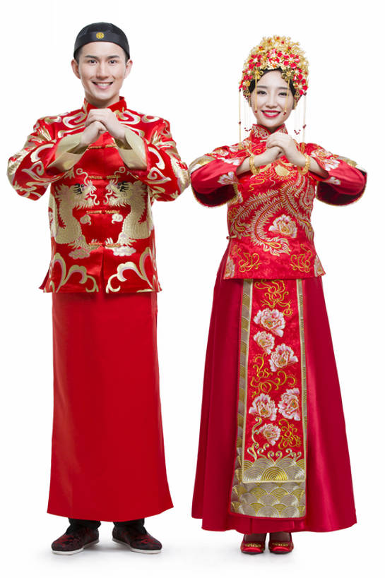 东方人,成年人,两个人,夫妻,丈夫,妻子,新娘,新郎,笑,微笑,露齿笑,竖图,抠图,白色背景,正面,婚纱,爱情,婚礼,快乐,幸福,运气,帽子,纺织品,珠宝,刺绣,北京,中国,亚洲,连接,花纹,风俗,庆祝,装饰,并排,龙,符号,丝绸,头饰,图案,古典,结婚,浪漫,注视,传统,红色,装饰物,观察,看,手势,站着,概念,温暖,温馨,喜庆,恩爱,活力,精神,恋人,摄影,手镯,生活方式,观看,纪念,凤冠,和睦,察看,享乐,仪式,风格,关注,中国文化,祝贺,问候,肖像,典礼,蜜月,古典风格,东亚,作揖,陪同,新婚,凤冠霞帔,制度,陪伴,开端,男人,男性,年轻男性,年轻女性,女人,女性,亚洲人,中国人,年轻人,夫妇,情侣,彩图,全身,影棚拍摄,传统服装,爱,高兴,欢乐,伴侣,唐装,融洽,金子,打手势,传统文化,订婚,菲尼克斯市,伴随,bj175