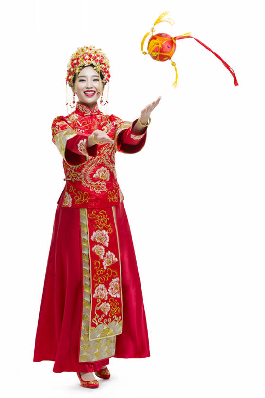穿中式古装结婚礼服的新娘抛绣球