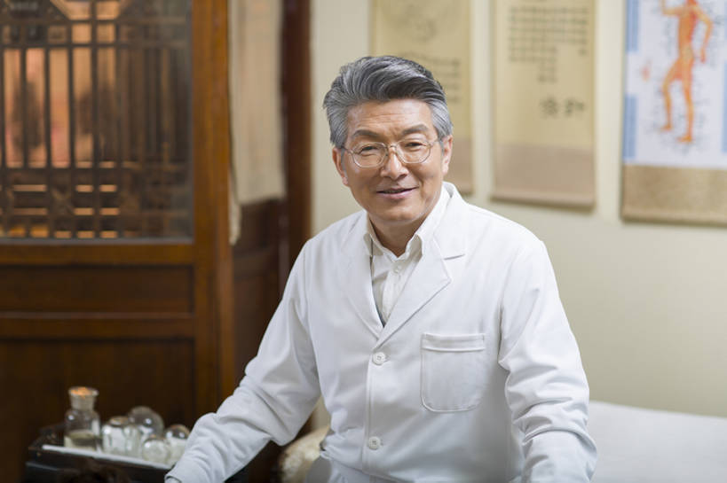 东方人,成年人,中年人,老年人,一个人,医生,商店,微笑,横图,室内,白天,正面,快乐,幸福,信心,技术,植物,北京,中国,亚洲,仅一个男性,仅一个人,仅一个中年男性,眼镜,草药,药草,注视,商铺,传统,中药,药店,观察,看,站着,医护人员,医疗人员,职业,保养,健康,保健,摄影,药房,药铺,生活方式,观看,技巧,察看,医疗,享乐,关注,中国文化,肖像,手艺,药材,中草药,中药房,中医,东亚,实验服,中药材,本草,市肆,商号,替代疗法,技能,技艺,老年男性,男人,男性,中年男性,亚洲人,中国人,大夫,半身,彩图,欢乐,店铺,妙技,传统文化,本领,汉医,门诊部,物理疗法,诊疗室,bj175