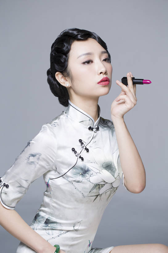 东方人,成年人,头发,一个人,吸烟,竖图,室内,留白,侧面,美容,时尚,复古,北京,中国,亚洲,仅一个年轻女性,仅一个女性,仅一个人,握,灰色背景,旗袍,古典,美丽,传统,黑色,耳环,口红,概念,模仿,握着,摄影,手镯,生活方式,怀旧,高雅,风格,化妆用品,中国文化,苗条,古典风格,东亚,美化,年轻女性,女人,女性,亚洲人,中国人,年轻人,卷发,坐着,彩图,影棚拍摄,传统服装,传统文化,美人,bj175