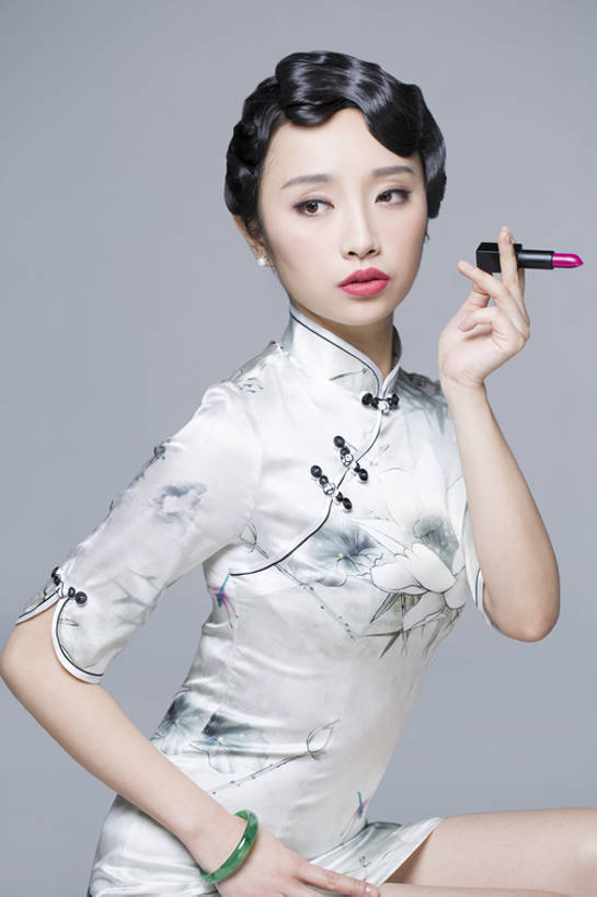 东方人,成年人,头发,一个人,吸烟,竖图,室内,留白,侧面,美容,时尚,复古,北京,中国,亚洲,仅一个年轻女性,仅一个女性,仅一个人,握,灰色背景,旗袍,古典,美丽,传统,黑色,耳环,口红,概念,模仿,握着,摄影,手镯,生活方式,怀旧,高雅,风格,化妆用品,中国文化,苗条,古典风格,东亚,美化,年轻女性,女人,女性,亚洲人,中国人,年轻人,卷发,坐着,彩图,影棚拍摄,传统服装,传统文化,美人,bj175