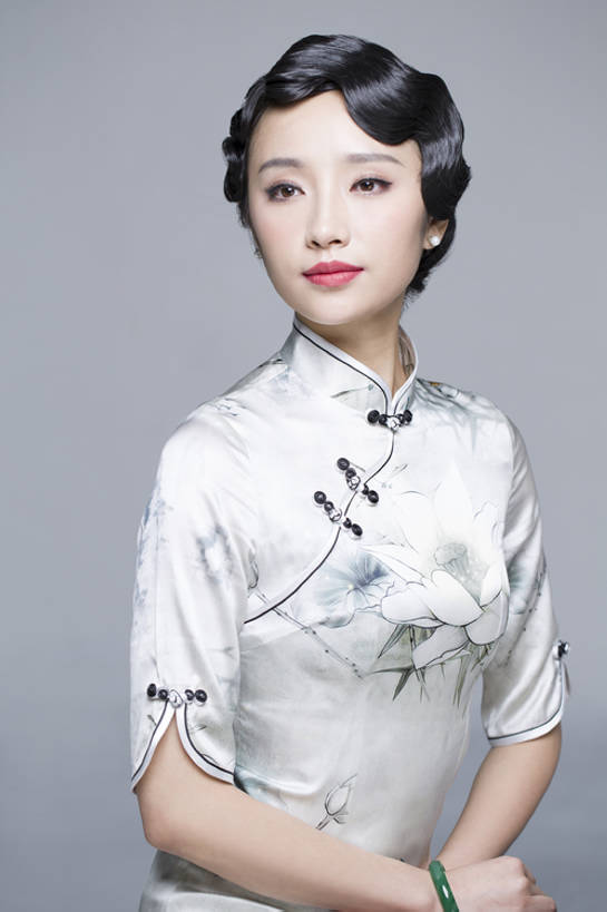 东方人,成年人,头发,一个人,竖图,室内,留白,正面,美容,时尚,复古,珠宝,北京,中国,亚洲,仅一个年轻女性,仅一个女性,仅一个人,灰色背景,旗袍,古典,美丽,传统,黑色,耳环,摄影,手镯,生活方式,怀旧,高雅,风格,化妆用品,中国文化,古典风格,东亚,美化,年轻女性,女人,女性,亚洲人,中国人,年轻人,卷发,坐着,半身,彩图,影棚拍摄,传统服装,传统文化,美人,bj175