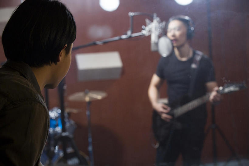 东方人,成年人,脸,头,脸颊,两个人,横图,室内,夜晚,时尚,热情,合作,窗户,北京,中国,亚洲,表演,透明,电吉他,吉他,乐器,弦乐器,音乐,听,休闲装,娱乐,表演者,现代,肩膀,背面,耳麦,看,站着,休闲,活力,艺术家,摄影,唱,专心,录音棚,麦克风,录音,扩音器,弹拨弦鸣乐器,爱好,吉他手,音乐人,东亚,男人,男性,年轻男性,亚洲人,中国人,年轻人,头部,脸部,脸蛋,面部,玻璃杯,歌手,制片人,彩图,数码录音机,数字录音器,弹拨弦乐器,拨弦乐器,弹拨乐器,bj175