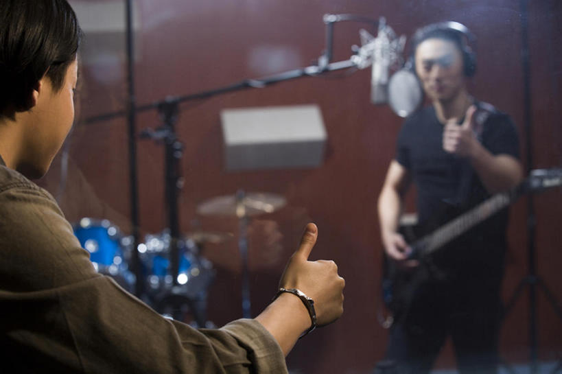 东方人,成年人,脸,头,脸颊,两个人,微笑,横图,室内,夜晚,时尚,快乐,满意,智慧,热情,成功,合作,信心,窗户,北京,中国,亚洲,表演,突出,透明,电吉他,吉他,乐器,弦乐器,音乐,听,休闲装,娱乐,称赞,表扬,表演者,现代,肩膀,背面,耳麦,手势,站着,休闲,面对面,活力,竖,艺术家,摄影,翘,高,唱,录音棚,麦克风,录音,夸奖,优秀,扩音器,弹拨弦鸣乐器,爱好,吉他手,音乐人,东亚,陪同,好,妙,顺利,出色,超群,杰出,卓越,奇妙,完成,陪伴,聪明,男人,男性,年轻男性,亚洲人,中国人,年轻人,大拇指,头部,脸部,脸蛋,面部,玻璃杯,歌手,制片人,彩图,数码录音机,数字录音器,弹拨弦乐器,打手势,拨弦乐器,弹拨乐器,伴随,bj175