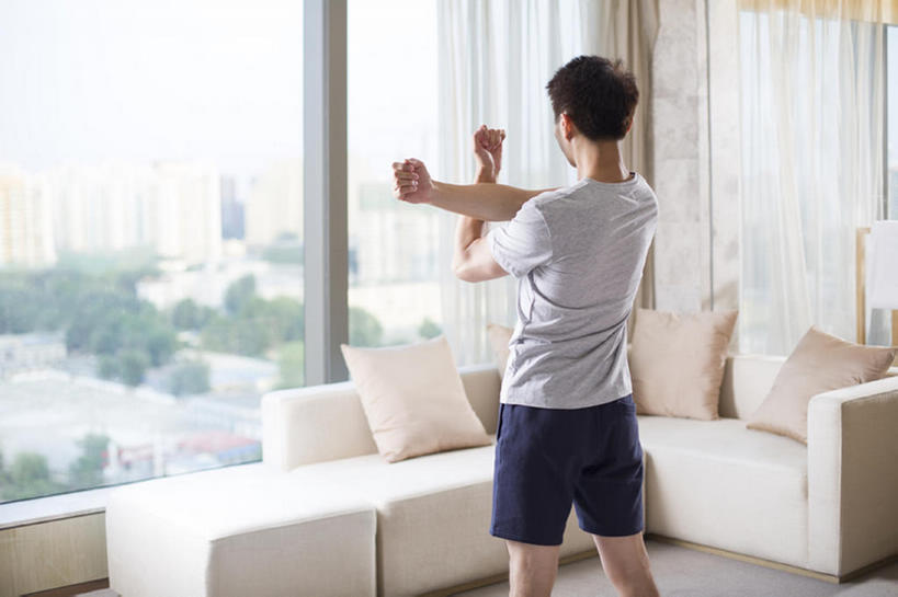 东方人,成年人,一个人,家庭,家,横图,室内,白天,锻炼,运动,窗户,窗帘,沙发,城市,建筑,北京,中国,亚洲,仅一个男性,仅一个人,伸展,短裤,房屋,公寓,训练,T恤,注视,休闲装,现代,仅一个年轻男性,背面,观察,看,站着,休闲,健康,温暖,温馨,一家人,短袖,活力,舒展,摄影,生活方式,观看,后背,和睦,察看,起居室,住房,简单,练习,关注,热身,决心,房地产,努力,爱好,家居服,弹性,东亚,普拉提训练法,男人,男性,年轻男性,亚洲人,中国人,年轻人,手臂,休闲活动,张开手臂,彩图,融洽,bj175