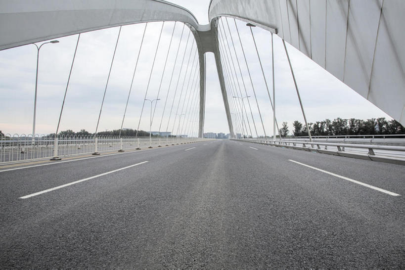 无人,栏杆,横图,室外,白天,留白,道路,高速公路,建筑,路,公路,北京,中国,亚洲,弯曲,直线,云,桥,分界线,车道,交通,现代,树,风景,天空,摄影,宁静,柏油路,沥青,东亚,马路,彩图,没影点,广角,汽车广告背景图,bj175