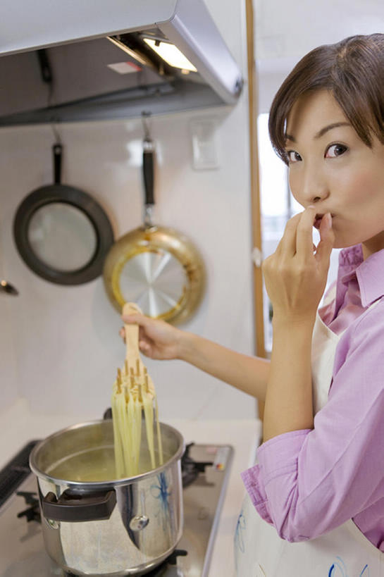 东方人,成年人,一个人,家庭,站,微笑,室内,晚餐,厨房,仅一个年轻女性,仅一个女性,仅一个人,沸腾,围裙,注视,观察,看,休闲,温暖,温馨,一家人,生活方式,观看,和睦,察看,关注,意大利细面条,无忧无虑,年轻女性,女人,女性,亚洲人,年轻人,休闲活动,烹调,半身,融洽,bj175