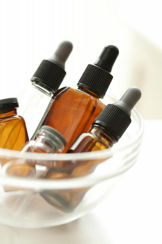 无人,竖图,室内,特写,按摩,化妆,美容,静物,护肤,精油,瓶子,香薰,碗,保养,享受,休闲,放松,SPA水疗,保健,芳香疗法,温泉浴场,摄影,舒心,舒缓,香薰精油,养颜,减压,香薰疗法,植物精油,芳香植物,芳香油,挥发油,香精油,矿泉疗养地,彩图,水疗,SPA美容,bj175