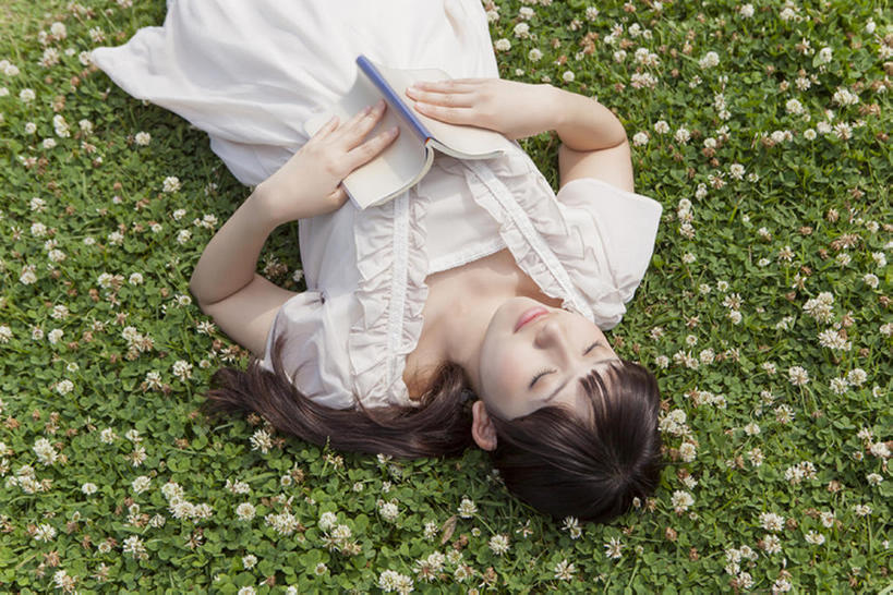 东方人,成年人,一个人,公园,横图,室外,白天,幸福,草地,仅一个年轻女性,仅一个女性,仅一个人,野花,美丽,休闲装,草,花,绿色,放松,读,摄影,享乐,年轻女性,女人,女性,亚洲人,中国人,年轻人,书,闭着眼睛,睡觉,躺着,仰卧,半身,彩图,高角度拍摄,bj175
