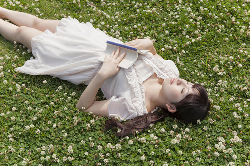东方人,成年人,一个人,公园,横图,室外,白天,幸福,草地,仅一个年轻女性,仅一个女性,仅一个人,野花,美丽,休闲装,草,花,绿色,放松,读,摄影,享乐,年轻女性,女人,女性,亚洲人,中国人,年轻人,书,闭着眼睛,睡觉,躺着,仰卧,彩图,高角度拍摄,bj175
