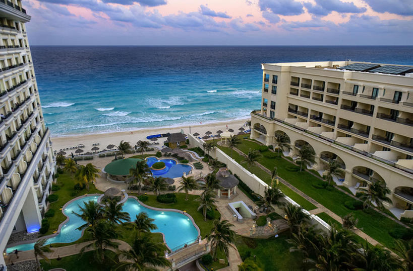 无人,游泳池,宾馆,横图,室外,白天,旅游,奢侈,海洋,美景,日落,酒店,墨西哥,行人,游客,游人,球袋,地平线,地形,海岸线,景观,云,豪华,路人,旅客,蓝色,风景,天空,自然,旅游胜地,景色,摄影,建造,酒家,宁静,华丽,旅社,北美,自然风光,华贵,海景,坎昆,富丽,华美,过客,海滩,彩图,旅行,客店,客栈,旅店,旅馆,商旅,华侈,奢华,bj175