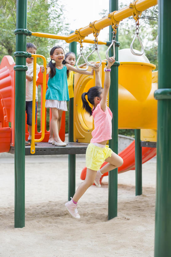 东方人,儿童,四个人,公园,游乐园,站,笑,微笑,露齿笑,竖图,室外,白天,正面,裙子,度假,快乐,友谊,幸福,纯洁,运动,信心,吊环,北京,中国,亚洲,吊挂,握,悬挂,短裤,挂,玩,休闲装,小孩,夏天,站着,休闲,独立,短袖,放松,活力,可爱,乐趣,亲密,童年,童趣,握着,摄影,生长,生活方式,享乐,敏捷,户外活动,挑战,童真,东亚,烂漫,无邪,陪同,陪伴,无忧无虑,天真,男孩,男人,男性,女孩,亚洲人,中国人,孩子,休闲活动,站立,彩图,全身,欢乐,男生,忍耐力,伴随,bj175