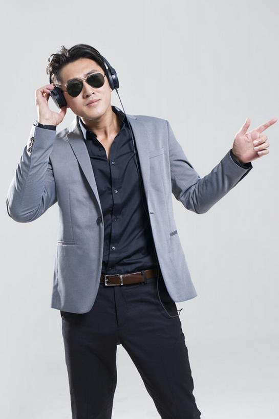 东方人,成年人,一个人,微笑,竖图,留白,正面,时尚,快乐,幸福,信心,北京,中国,亚洲,仅一个男性,仅一个人,灰色背景,套装,正装,枪,眼镜,音乐,听,注视,仅一个年轻男性,耳麦,太阳镜,观察,看,手势,站着,放松,活力,竖,摄影,手枪,观看,翘,察看,指着,酷,享乐,食指,关注,东亚,男人,男性,年轻男性,亚洲人,中国人,年轻人,大拇指,彩图,影棚拍摄,欢乐,打手势,开领,bj175