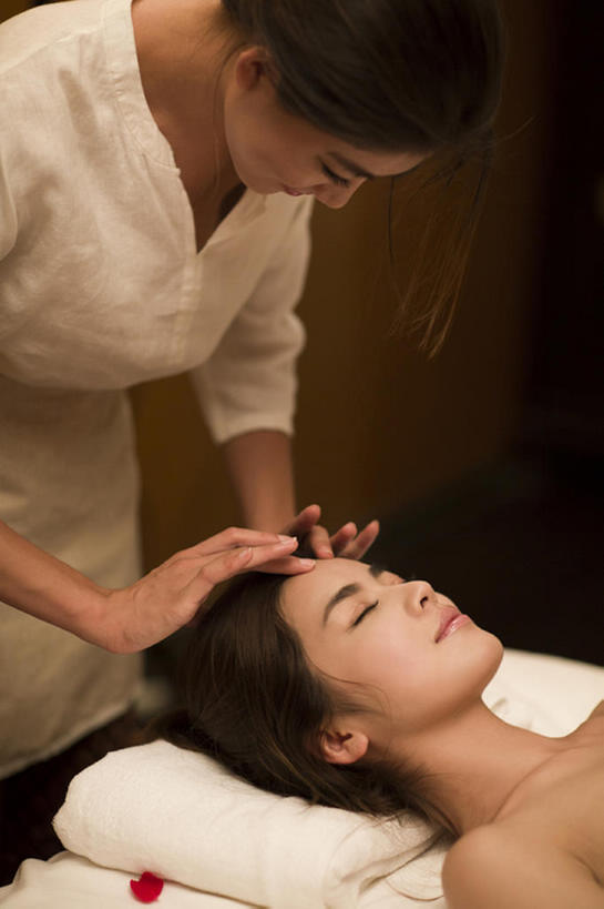 东方人,成年人,脸,头,脸颊,两个人,服务员,按摩师,美容师,美容院,竖图,室内,正面,制服,按摩,美容,床,北京,中国,亚洲,护肤,床单,美丽,被子,裸露,顾客,肩膀,花瓣,站着,保养,享受,休闲,健康,舒服,放松,服务,SPA水疗,保健,温泉浴场,摄影,生活方式,皮肤,光滑,贵宾,高雅,舒适,被单,享乐,化妆用品,裸,面部护理,面部按摩,东亚,养颜,按摩床,柔和,细腻,替代疗法,平滑,美化,年轻女性,女人,女性,亚洲人,中国人,年轻人,头部,脸部,脸蛋,面部,服务生,侍者,矿泉疗养地,躺着,仰卧,彩图,水疗,搓背床,理疗床,美容床,指压床,美人,bj175