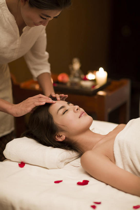 东方人,成年人,脸,头,脸颊,两个人,服务员,按摩师,美容师,美容院,竖图,室内,正面,制服,按摩,美容,床,北京,中国,亚洲,护肤,包裹,纺织物,床单,美丽,被子,裸露,顾客,肩膀,花瓣,毛巾,清洁,站着,保养,享受,休闲,健康,舒服,放松,服务,SPA水疗,保健,温泉浴场,摄影,生活方式,皮肤,保暖,光滑,贵宾,高雅,舒适,被单,享乐,化妆用品,裸,面部护理,面部按摩,透气,东亚,养颜,按摩床,防水,柔和,细腻,替代疗法,平滑,储水,耐磨,吸水,美化,年轻女性,女人,女性,亚洲人,中国人,年轻人,头部,脸部,脸蛋,面部,服务生,侍者,矿泉疗养地,躺着,仰卧,彩图,水疗,搓背床,理疗床,美容床,指压床,美人,bj175