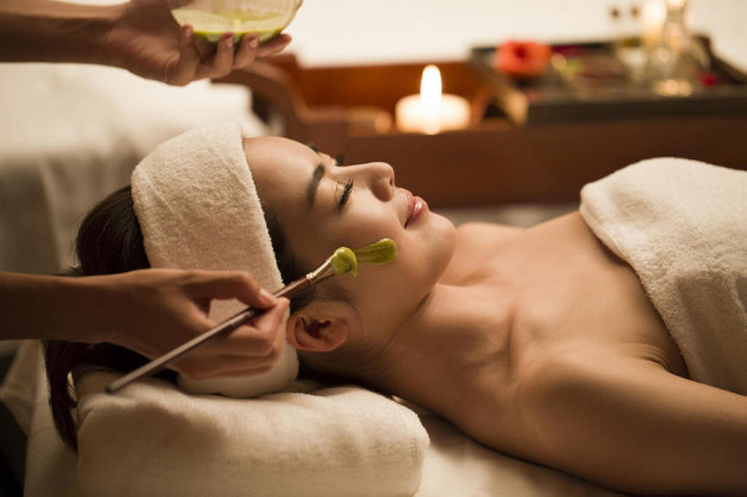 东方人,成年人,脸,头,脸颊,手,两个人,服务员,美容师,美容院,横图,室内,侧面,制服,按摩,化妆,美容,床,北京,中国,亚洲,擦,护肤,握,包裹,纺织物,药草,床单,美丽,被子,裸露,顾客,肩膀,花瓣,化妆刷,精油,香薰,毛巾,碗,清洁,保养,享受,休息,休闲,健康,舒服,面膜,放松,服务,握着,SPA水疗,保健,芳香疗法,温泉浴场,摄影,生活方式,皮肤,保暖,部分,光滑,贵宾,高雅,舒适,被单,享乐,化妆用品,裸,舒心,面部护理,舒缓,香薰精油,透气,东亚,养颜,按摩床,防水,柔和,细腻,替代疗法,减压,平滑,储水,耐磨,吸水,美化,香薰疗法,植物精油,年轻女性,女人,女性,亚洲人,中国人,年轻人,头部,脸部,脸蛋,面部,服务生,侍者,矿泉疗养地,闭着眼睛,躺着,仰卧,彩图,水疗,搓背床,理疗床,美容床,指压床,美人,bj175