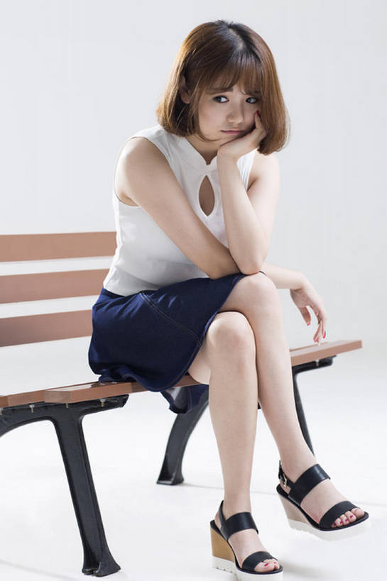 东方人,成年人,一个人,学生,竖图,留白,正面,凉鞋,裙子,纯洁,寂寞,北京,中国,亚洲,仅一个年轻女性,仅一个女性,仅一个人,撑,灰色背景,服装,沮丧,生气,长椅,二郎腿,托腮,休闲装,衣服,夏天,托,休闲,思考,可爱,童年,童趣,想,压力,愤怒,摄影,服饰,生活方式,恼怒,悲伤,愤慨,伤心,难过,怒气,气愤,衣着,穿着,发怒,怒火,托下巴,问题,情绪,脾气,童真,东亚,烂漫,无邪,忿怒,怨恨,强烈,悲哀,衣饰,哀痛,悲戚,悲痛,气忿,愤恨,肝火,激动,孤独,天真,年轻女性,女人,女性,亚洲人,中国人,年轻人,大学生,坐着,彩图,全身,影棚拍摄,闷闷不乐